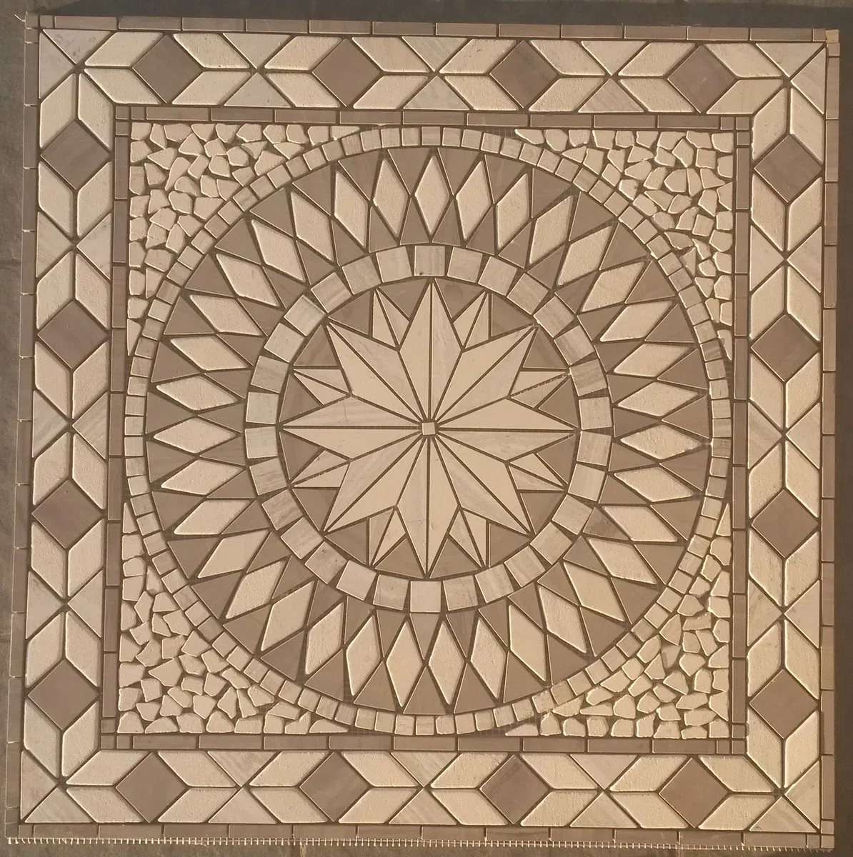 Rosone in marmo anticato, 67 x 67 cm, colore grigio e beige, marmo, 056