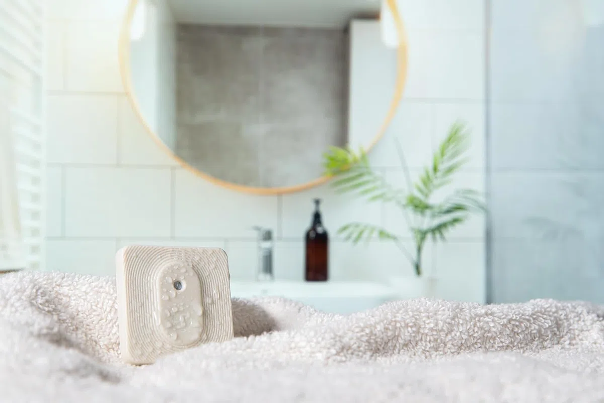 Shelly Blu H&T Avory | Confezione da 2 | Sensore di temperatura e umidità controllato Bluetooth | Resistente agli spruzzi d'acqua e alla polvere | Classe di protezione IP54 | App iOS Android |