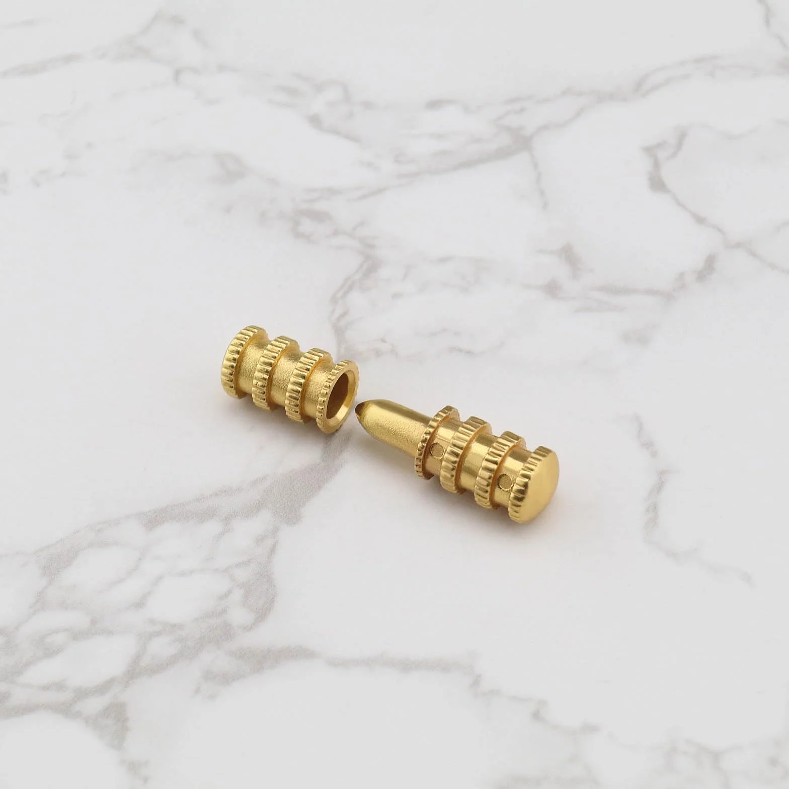 20 connettori a manicotto per bulloni da tavolo, set di punte di precisione in rame, per tavolo da pranzo, perni per tasselli per mobili in legno, armadietti, sedie da tavolo, 8 x 28 mm