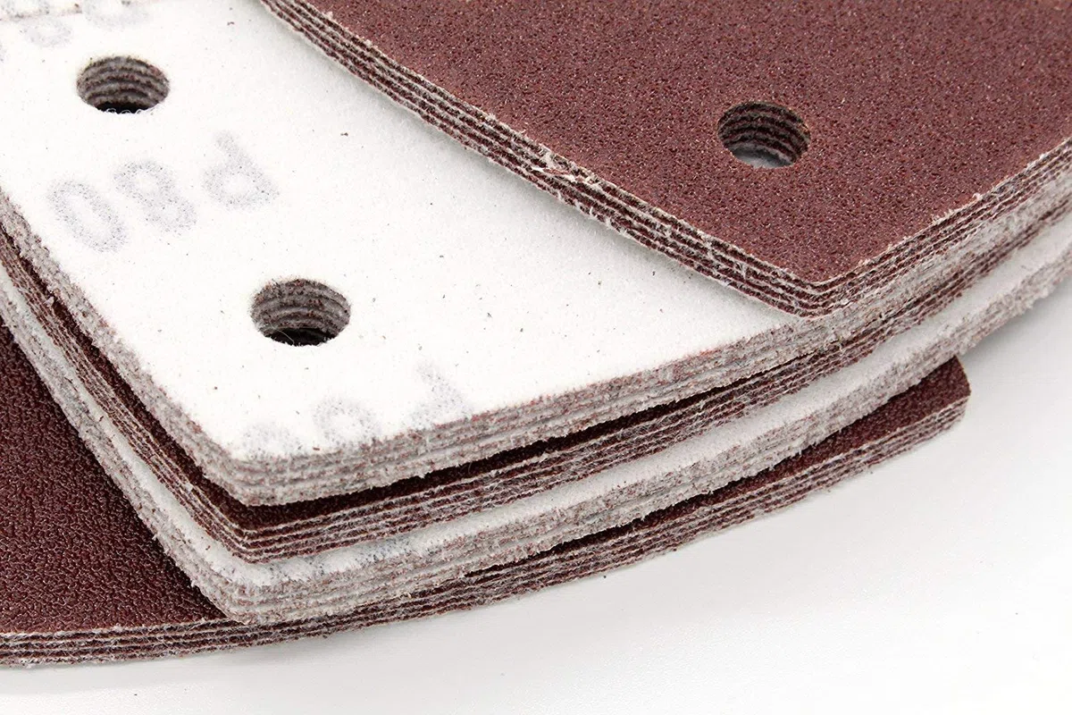 Triangoli Abrasivi Prio │ 50 pezzi │ 11 fori │ 105 x 152 mm │ grana 180 │ per levigatrici multiple │ Fogli Abrasivi │ Abrasivi Triangolari │ Carta Abrasiva